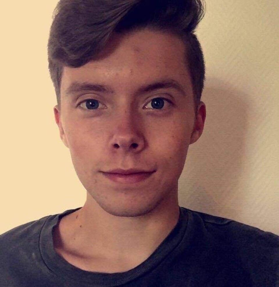Markus Nyhus er for tiden på utveksling. Han irriterer seg enda over tyveriet for noen måneder siden. Markus Nyhus er for tiden på utveksling. Han irriterer seg enda over tyveriet for noen måneder siden.