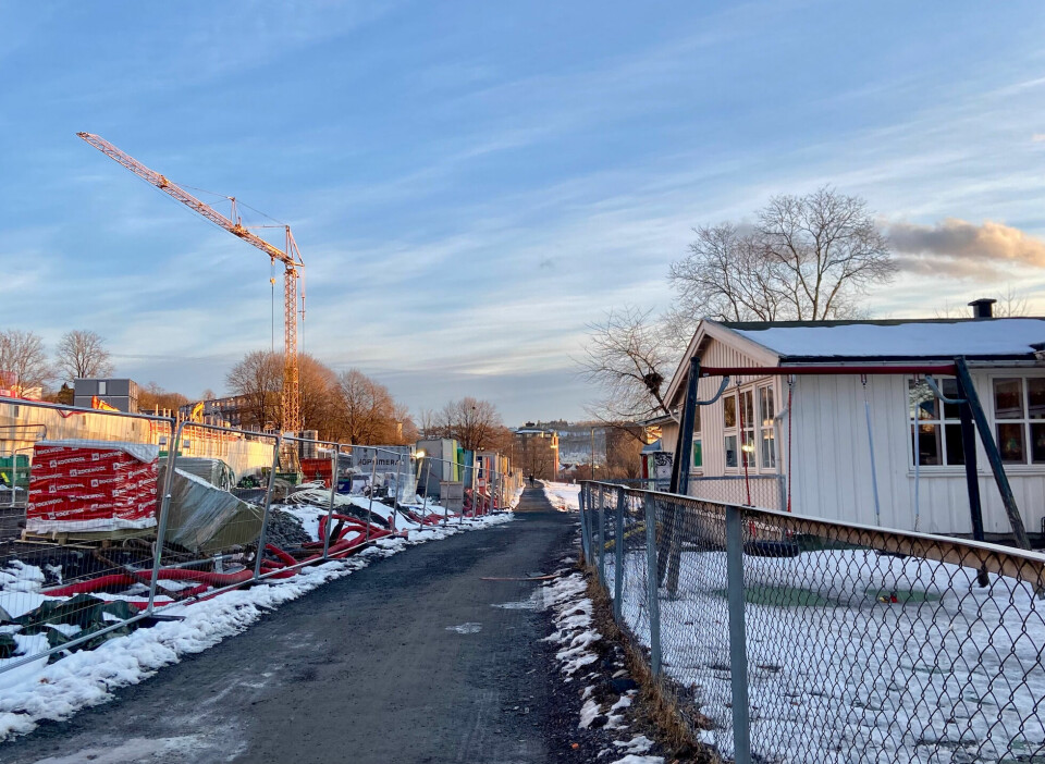 Byggearbeidet holder på rett ved siden av den samiske barnehagen Cizás.