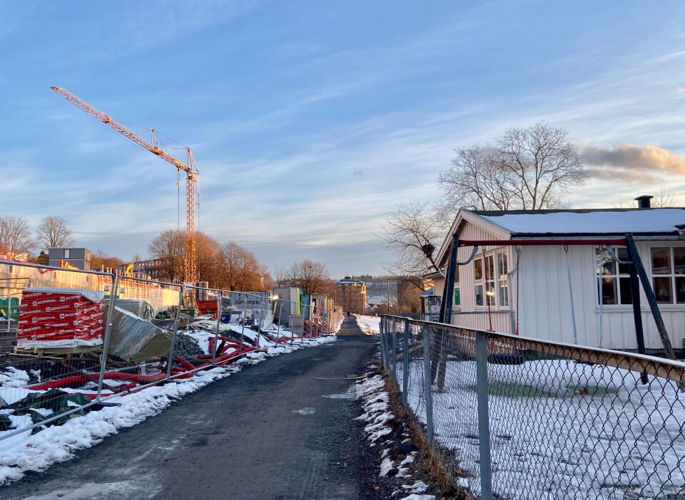 Byggearbeidet holder på rett ved siden av den samiske barnehagen Cizás. Byggearbeidet holder på rett ved siden av den samiske barnehagen Cizás.