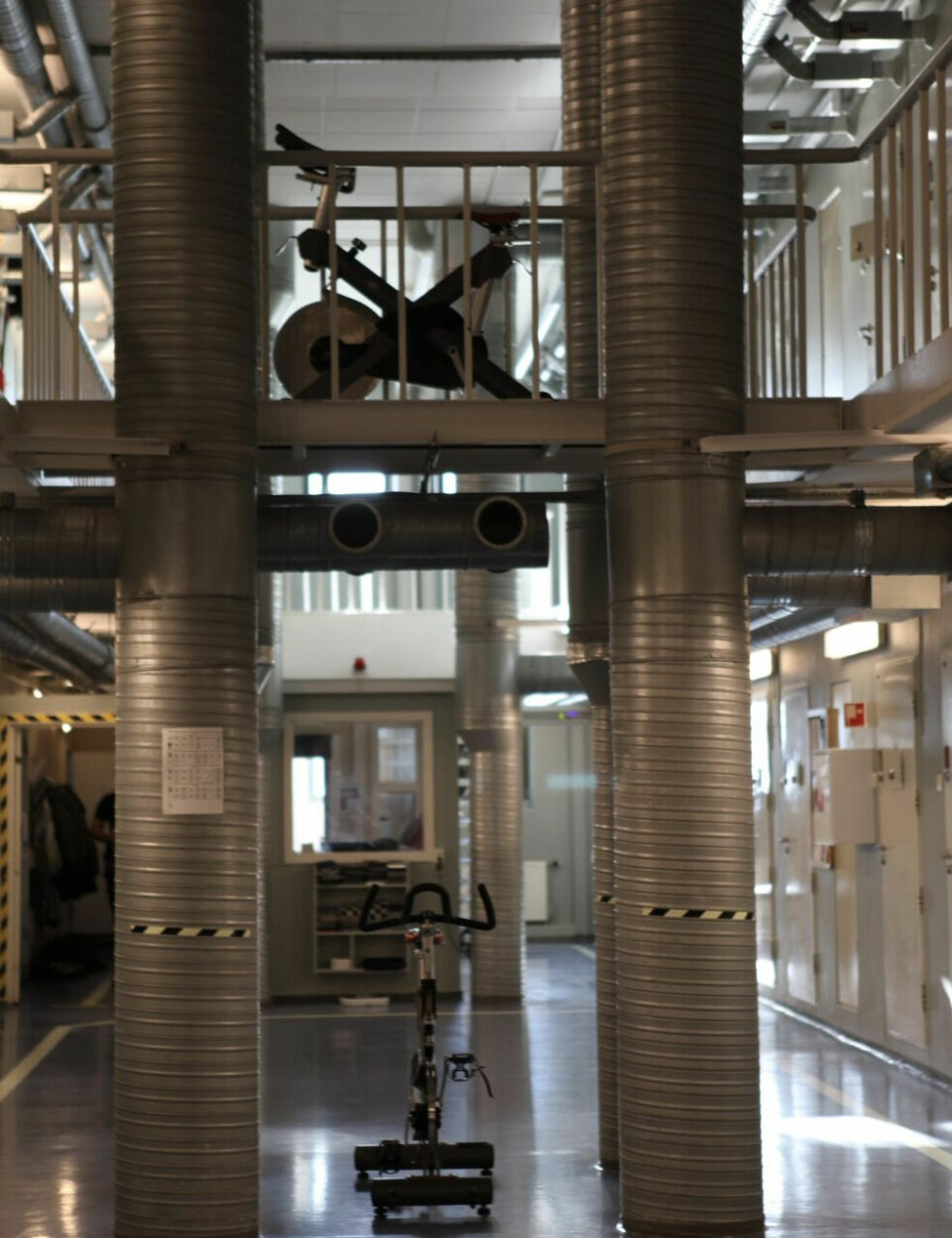 I gangene står det spinningsykler som de innsatte fritt kan benytte. Foto: Selma Nordby Ulvestad