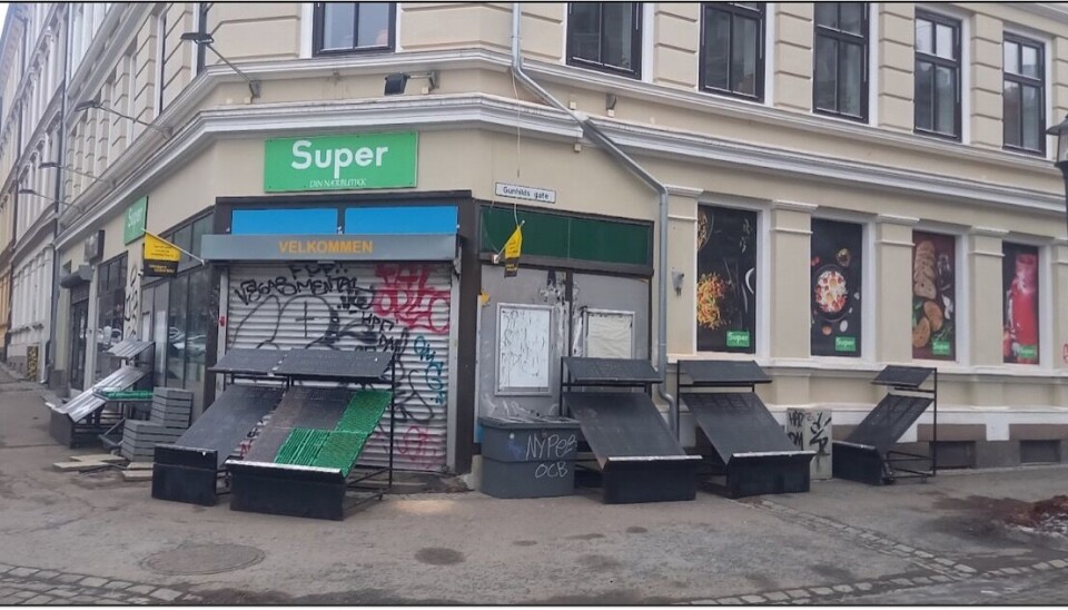 Skrotet ved den nedlagte butikken på Tøyen har blitt liggende i flere måneder.