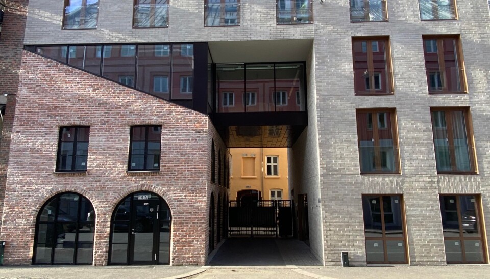 Blokken: Kafeen (til venstre) ligger rett ved inngangen til boligblokken. Blokken: Kafeen (til venstre) ligger rett ved inngangen til boligblokken.