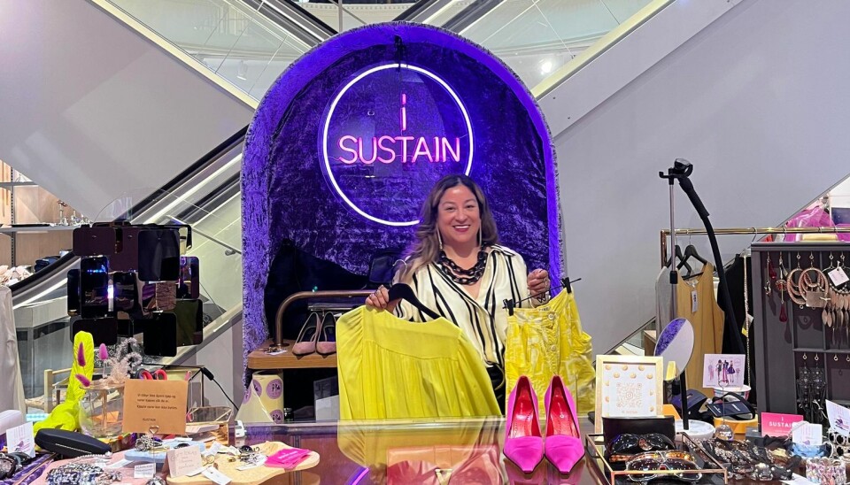 Elizabeths store lidenskap er klær og mote. Hver dag møter hun kundene på glasmagasinet med et smil. Foto: Karoline Laabak