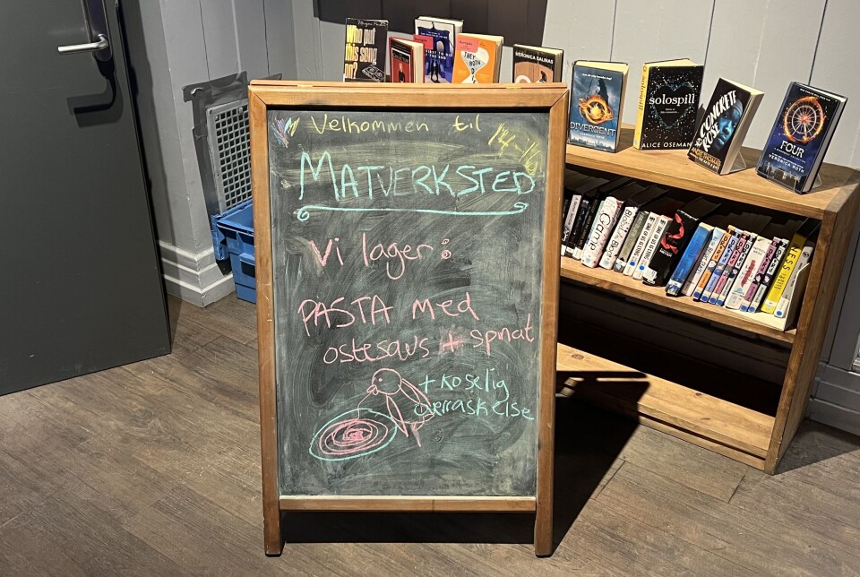 Menyen blir presentert på forhånd. Den koselige overraskelsen skapte spenning blant barna på biblioteket.