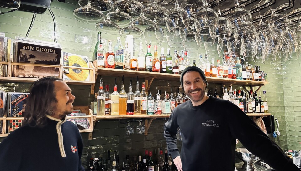 I BAREN: Bartender Christian Teisnes (til venstre) sammen med daglig leder Johan Haanes på Storgata 26. foto: Mariel Lindelöf