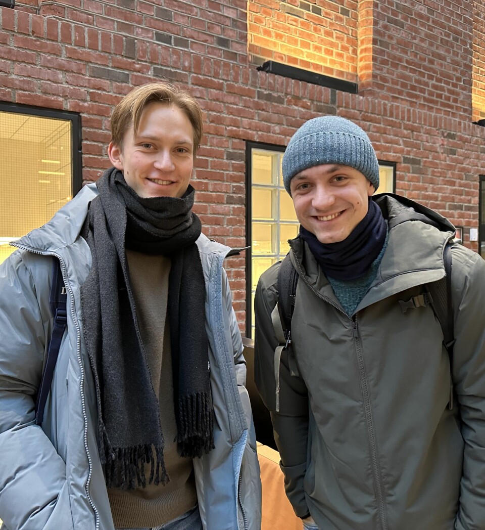 PÅ SKOLEN: Studentene Iver Aase (til venstre) sammen med student Sveinung Hoel Bjorå (til høyre)