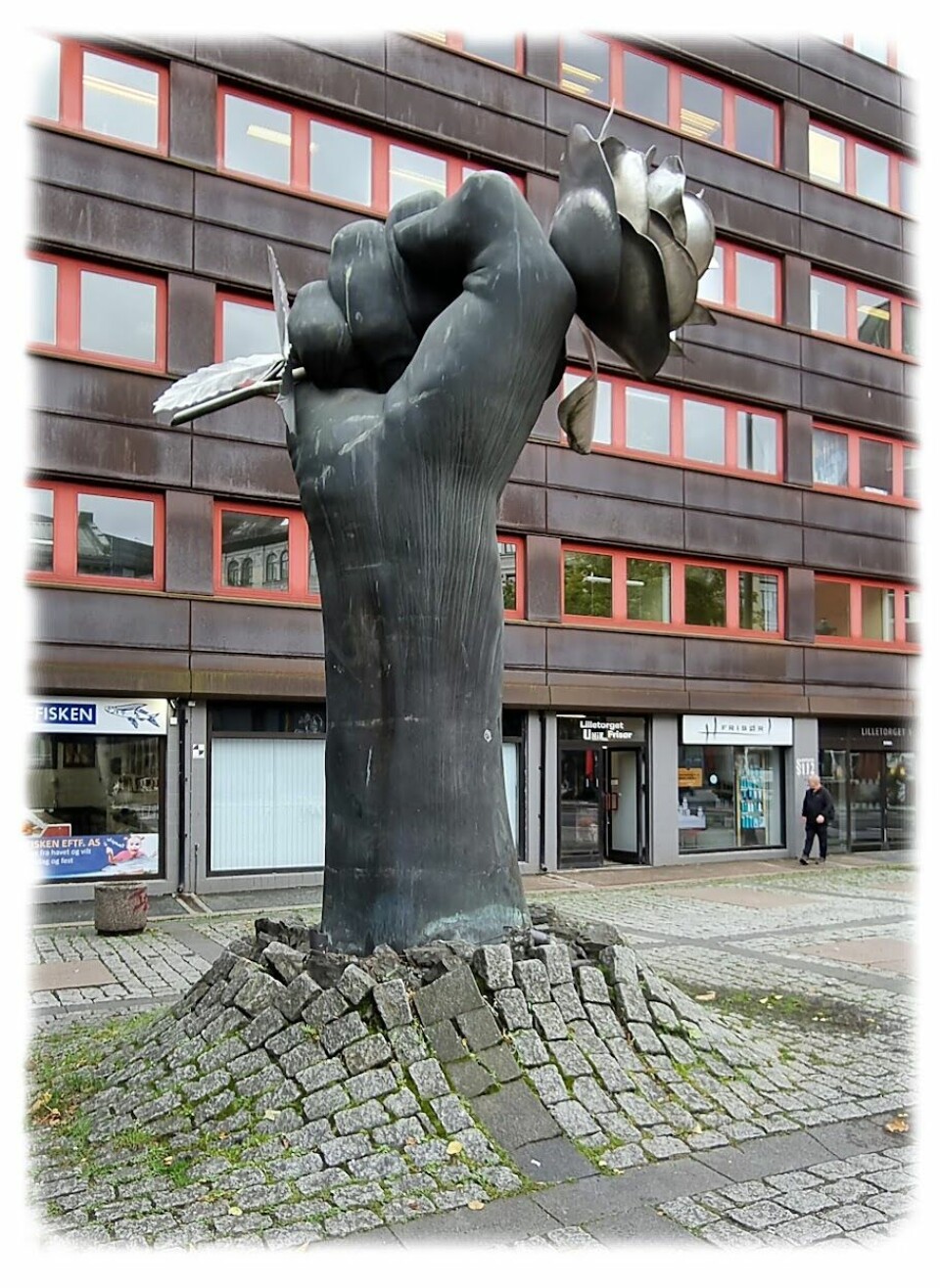 Bilde fra KurtEvert.info. Ola Enstads skulptur «Neve med rose» utenfor Lilletorget 1 på Grønland i Bydel Gamle Oslo.