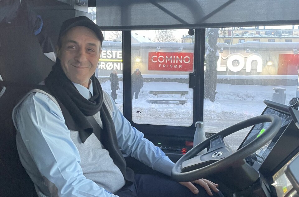 FORNØYD PÅ JOBB: Bussjåfør Abderrahim El Mokaedn på buss 21 mot Tjuvholmen