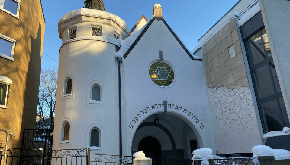 ØKT SIKKERHET: Politiet har de siste månedene vært mer synlige utenfor synagogen på St. Hanshaugen i Oslo.