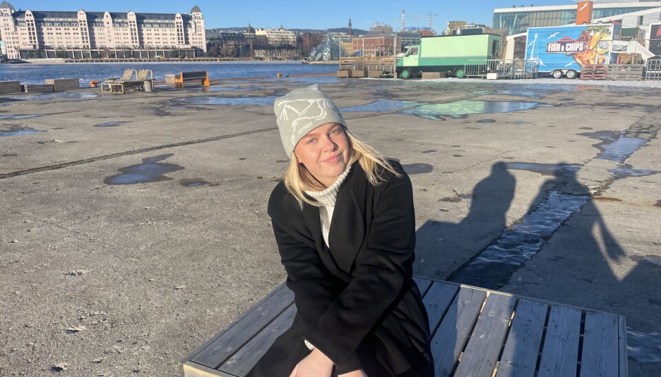 I stedet for å være fyllesyk, nyter Mari Tøstiengen det fine været utendørs på en søndag.