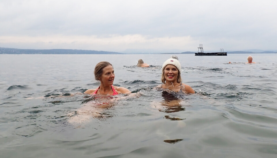 Anne Kristin Møller (til høyre) nyter en kald dupp.