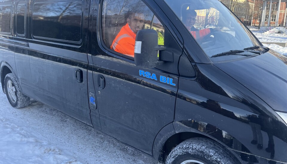PÅ JOBB: Her kjører søppelmennene gjennom parken for å bytte søppelposer.