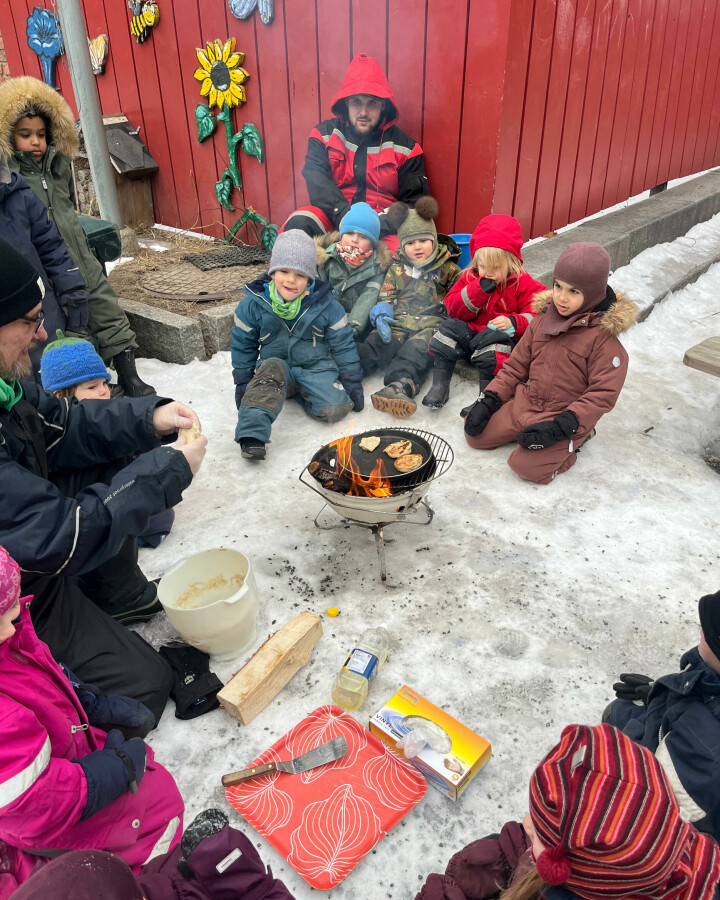 Barna i Rodeløkka barnehage som lager det samiske brødet gahkko