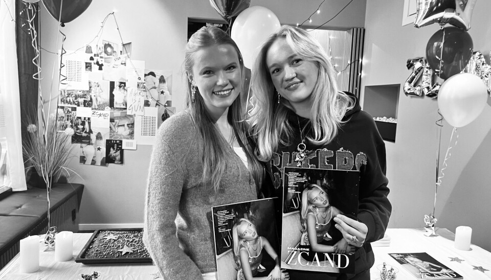 Ida Wik (til venstre) og Celine Asche holder første nummer av magasinet ZCAND 2024. Foto: Tone H H Bull-Kjølaas