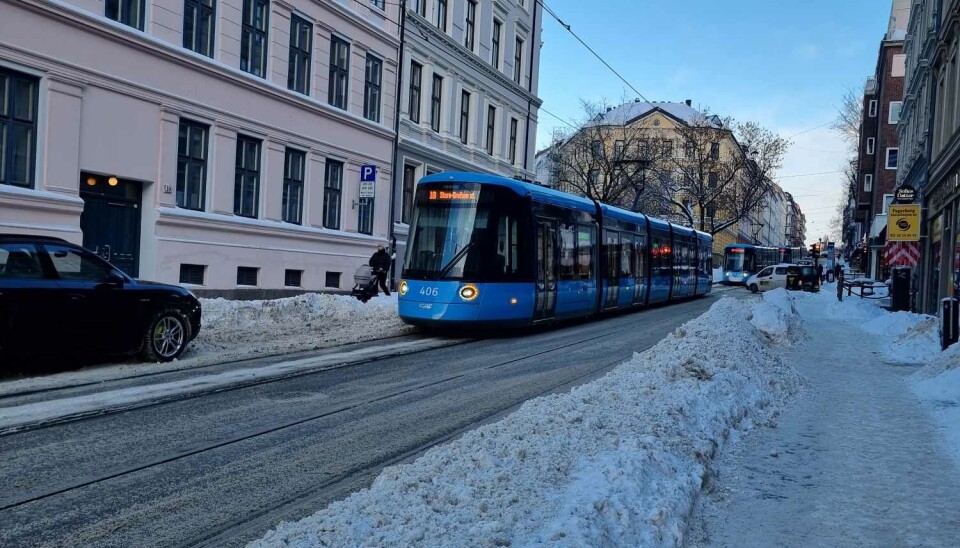 FULL STANS: Bil parkert for langt ut i veien slik at hele tre trikker må stoppe opp.