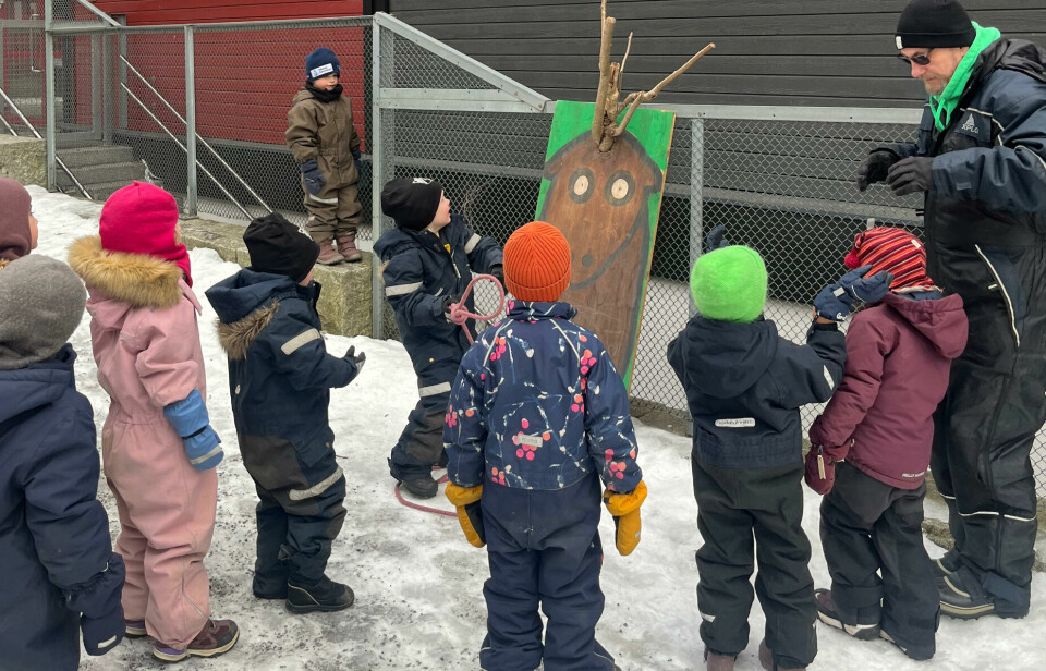 Barna prøver å kaste lasso på sitt hjemmelagde reinsdyr