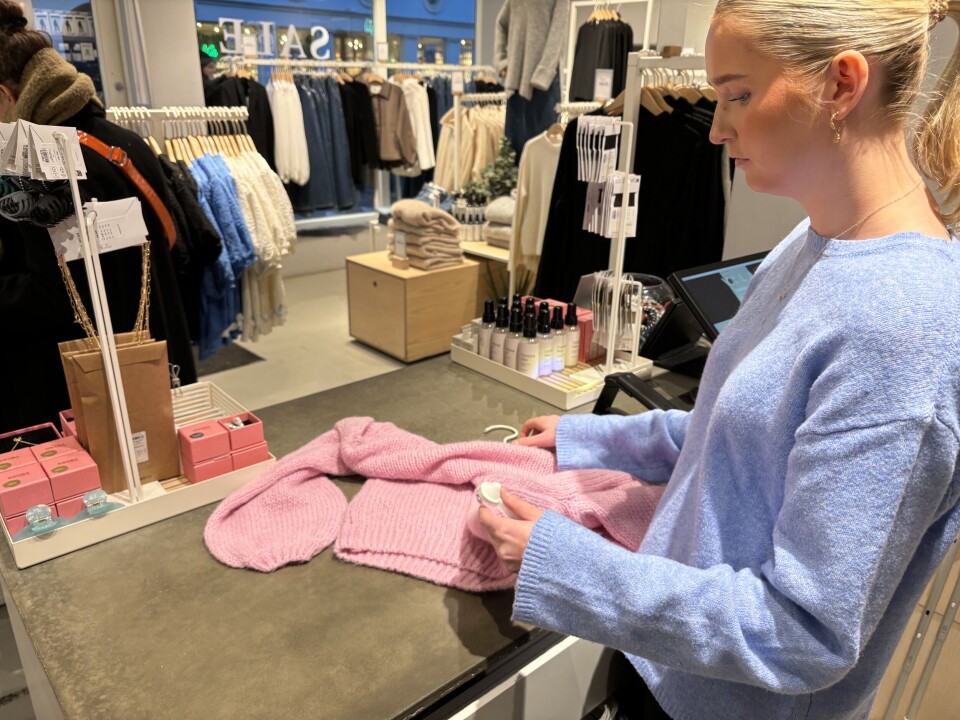 Kristina Hager som viser hvordan de setter på alarm