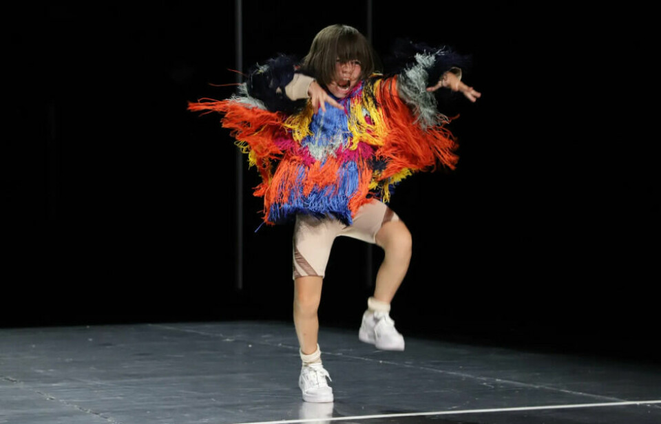 Med Silent Legacy utforsker Maud Le Pladec kjønn, arv og dansekultur gjennom to usedvanlig frie og levende utøvere: Ti år gamle Adeline Kerry Cruz er et dansende vidunderbarn fra Montreal.