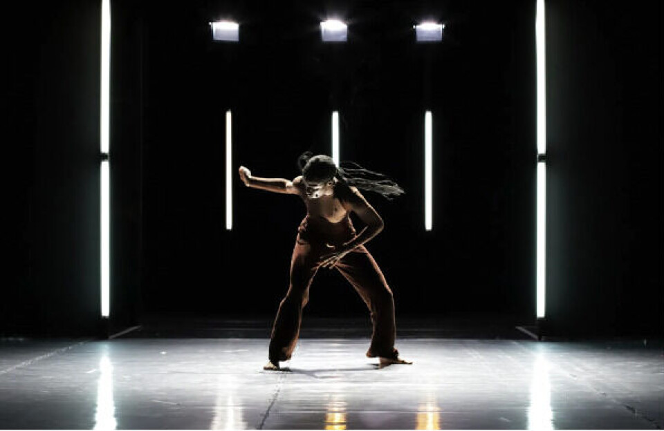 Audrey Merilus er en voksen, profesjonell danser som mestrer språket, teknikkene og kodene til samtidsdansen.