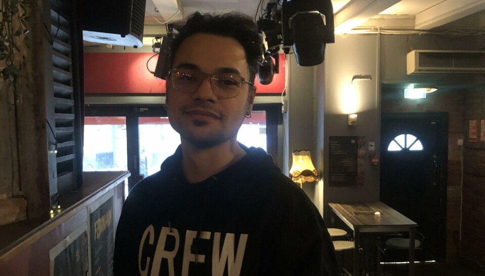 Danny Sharifi (33) syntes det er rart at skiltene ikke står på engelsk.