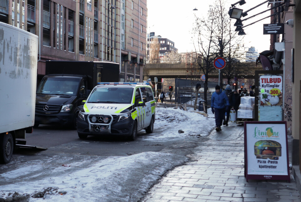 Politibil ved Grønland Torg, men ingen betjenter.