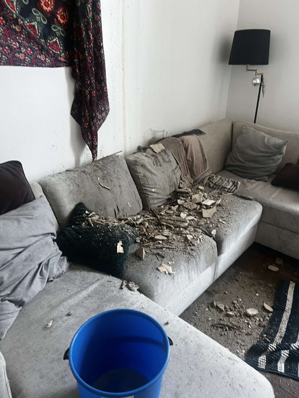 Slik så det ut minutter etter taket kollapset midt i stua.