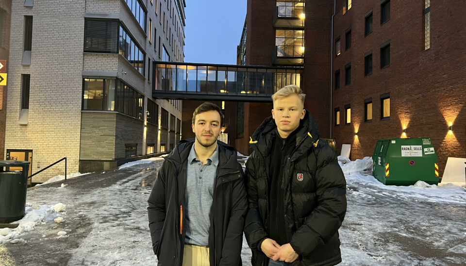 IKKE GODT NOK: Jonas Ouhassi (t.v) og Christoffer Trolie mener at kommunen ikke gjør nok for å sikre at gatene ikke er såpeglatte.