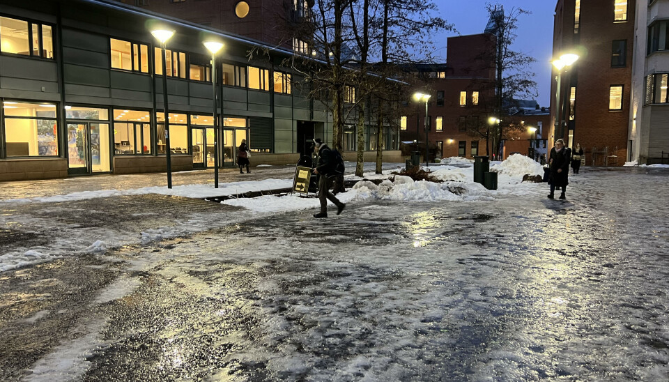 ILLE: Området utenfor OsloMet er dekket med is.
