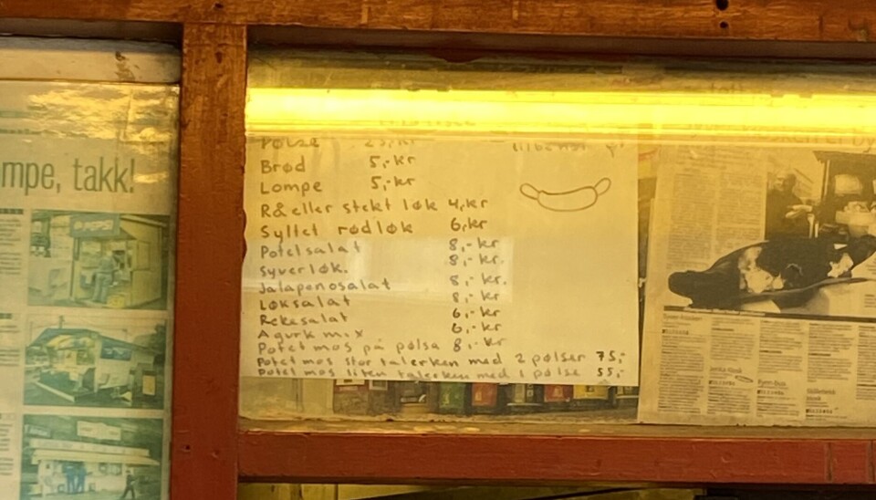MENY; En illustasjonsbilde av hvor mye en pølse koster i denne kiosken.