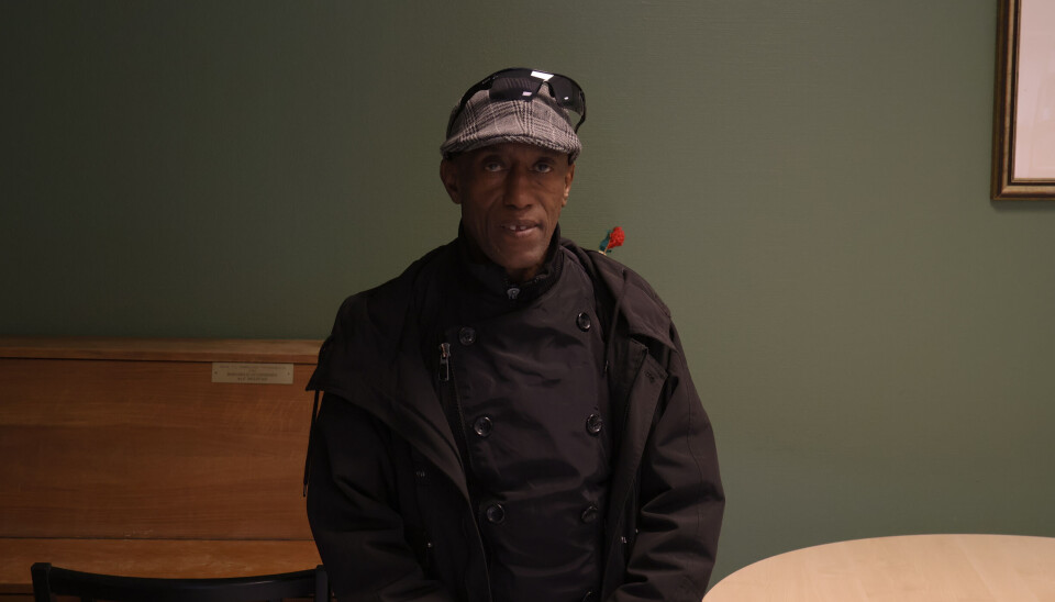 Yohannes Tesfu er en av de frivillige på Grønland Seniorsenter.