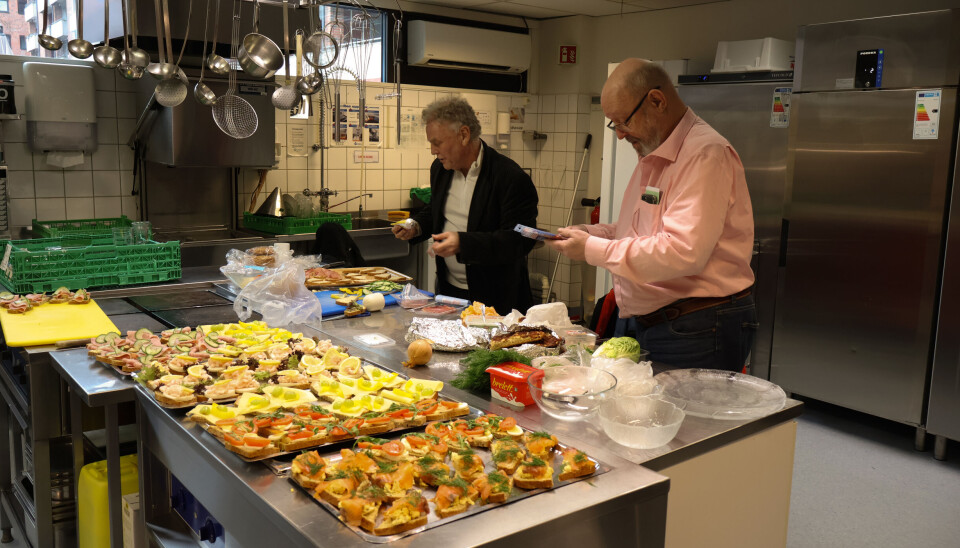 Ett års jubileet feires med smørbrød. Steinar og Frank ordner på kjøkkenet.
