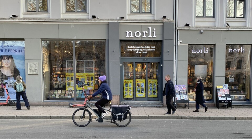 NORLI; Mange går forbi Norli Universitetsgata
