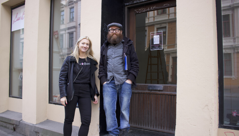 Karl Nafstad og Oda Rosenkilde foran det som skal bli gamlebyens eneste bokhandelen. Foto: Fanny Andersen