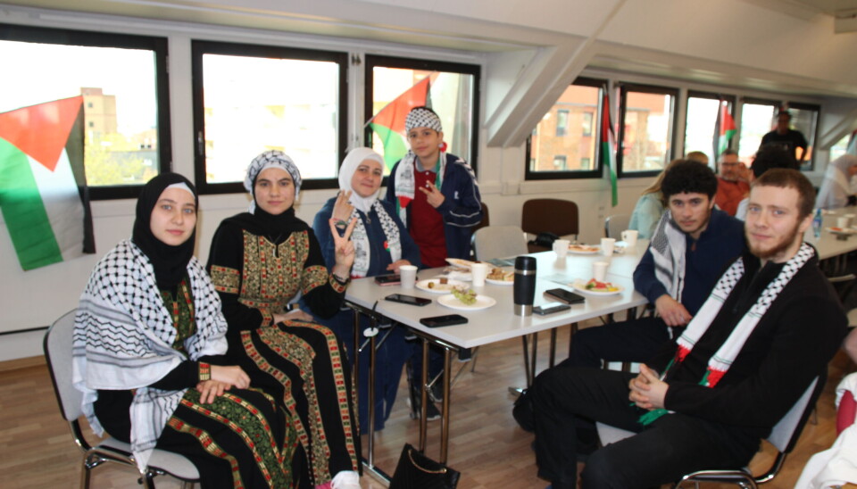 Familiene Owdah og Mahmoud deltar på 1.mai-frokost på Frivillighetshuset for første gang