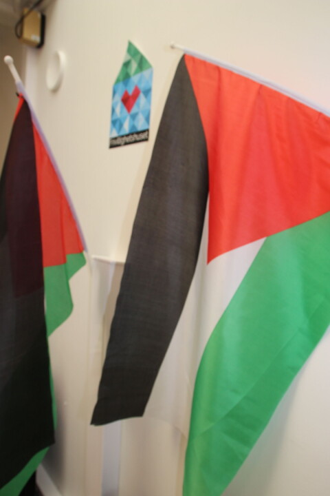 Veggene er dekorert med flagg