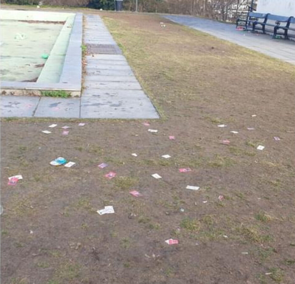Russekort, strødd rundt i parken.