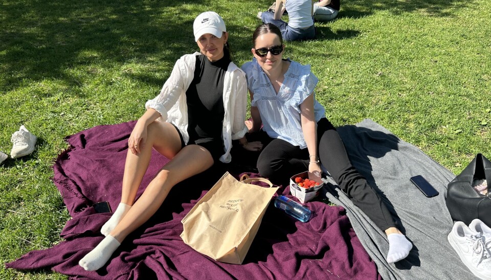 PARK-KOS: Silje og Anna Celine nyter været før eksamen.