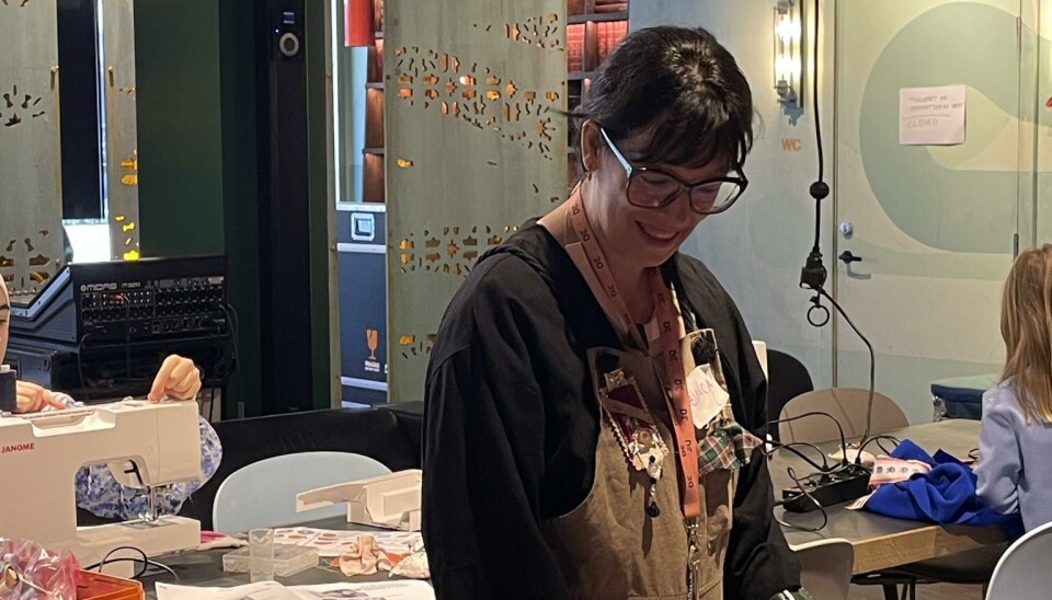 Bianca Cardoso hjelper store og små med 17. mai pynten.