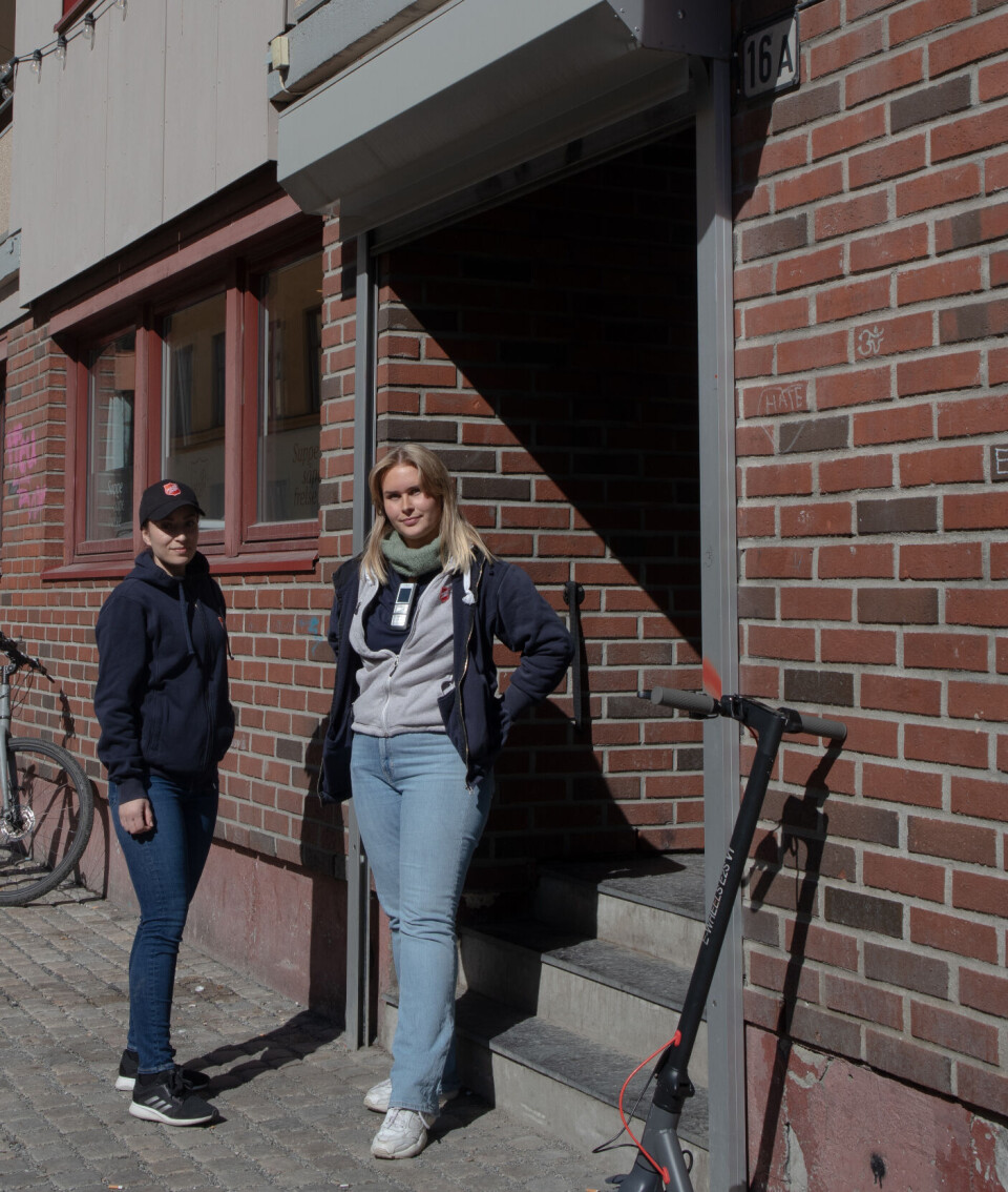 Caroline F. Seipæjærvi og Cathrine Eriksen arbeider utenfor Frelsesarmeen, de kjenner flere av de faste gjestene på Fyrlyset, og gjestene kjenner dem.