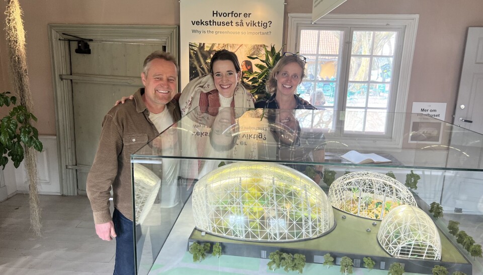 GIR SEG IKKE: Selv om prosjektet ble tatt ut av statsbudsjettet står Finn Ervik, Carmen From Dalseng og Anneleen Kool sammen om planene rundt det nye veksthuset.