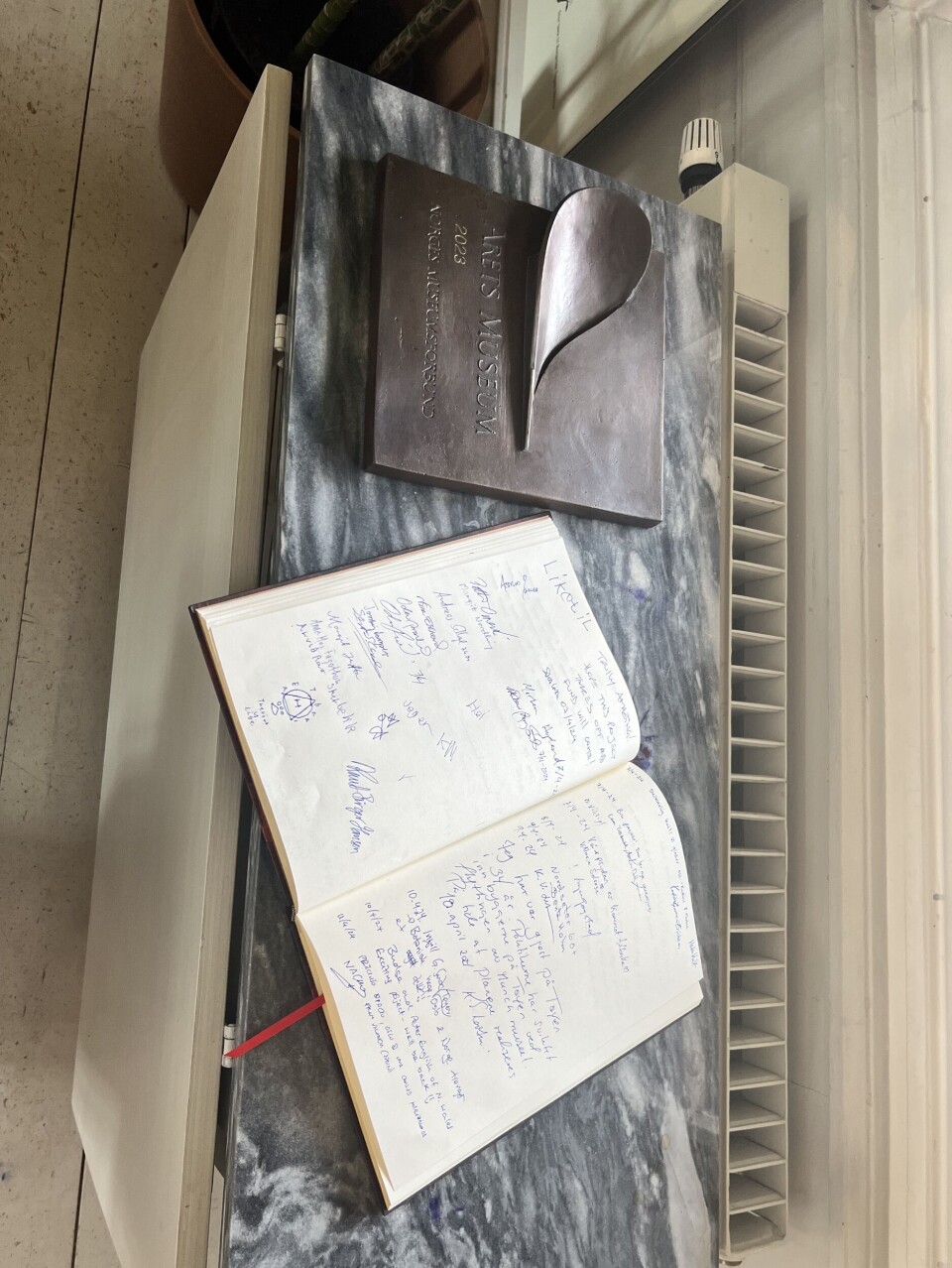 NY GJESTEBOK: – Man blir veldig glad av å lese gjesteboka, sier alle tre.