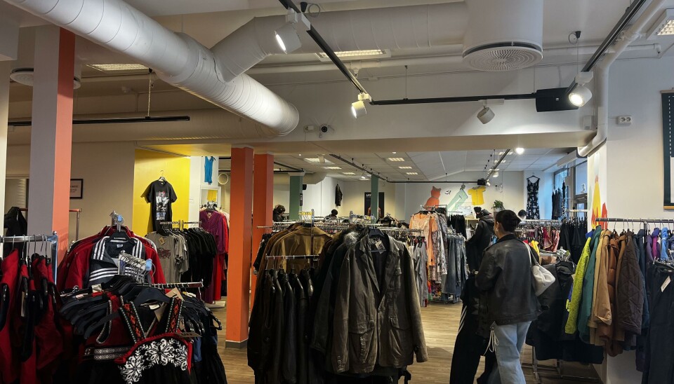 Utforsker en av Gamle Oslos vintagebutikker hos UFF, og søker etter unike skatter fra fortiden.