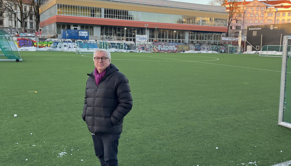Torgny Hasås foran den nye hallen