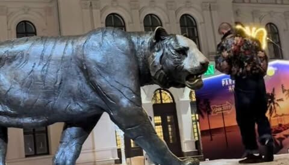 På TikTok dokumenterte Benjamin Luane hvordan han fjernet det meste av skadene på statuen. Nå har videoene til sammen nesten 600.000 visninger.