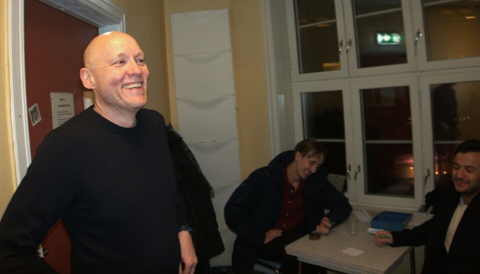 Daglig leder av RDK Joachim Skage sammen med komikerene backstage