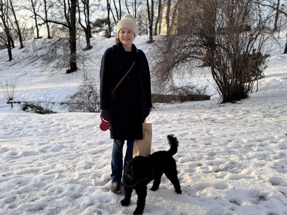Marte Rysten ute på tur med hunden sin på St.Hanshaugen lørdag formidag. Foto: Ole Løveid
