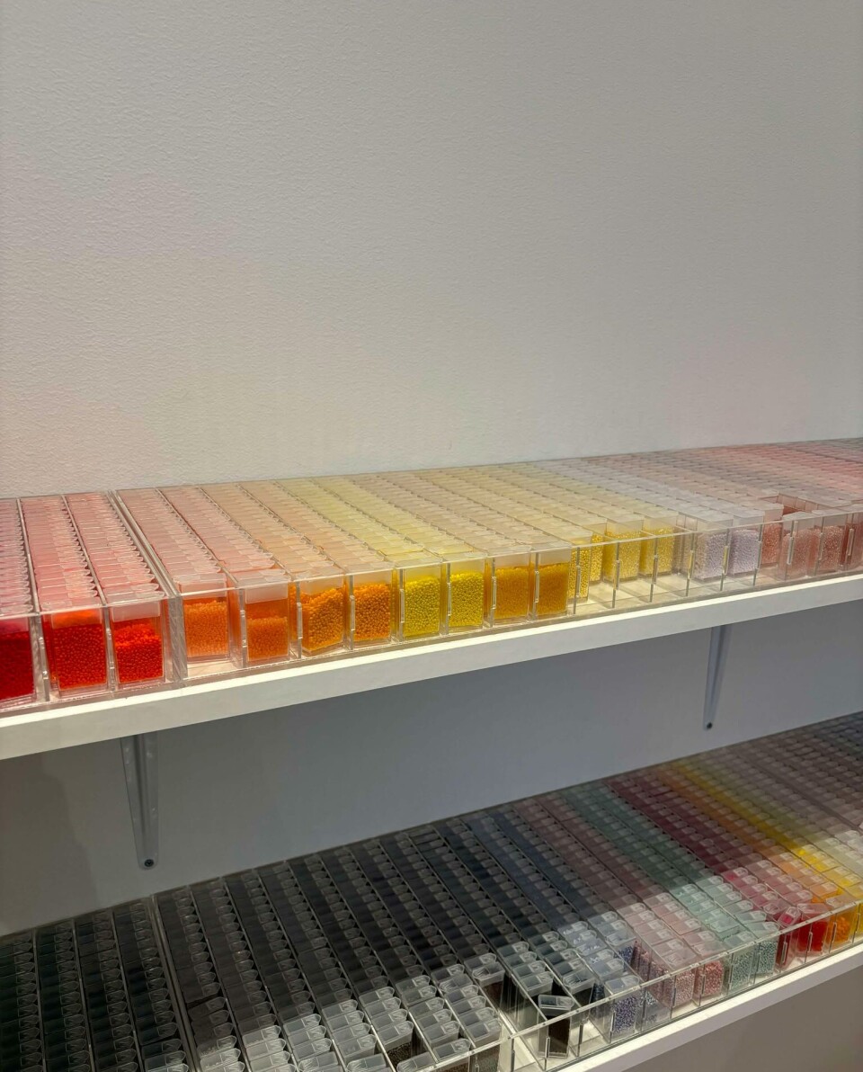 Bredt utvalg av perler i perlehyllen.