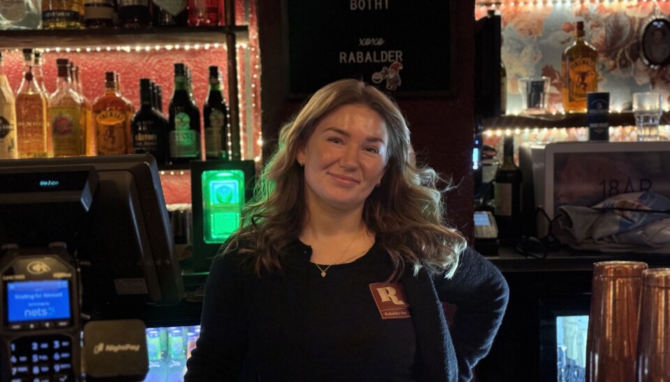 Emilie Dale jobber deltid på Rabalder. Hun ser mange kjente fjes komme tilbake på quiz på tirsdager.