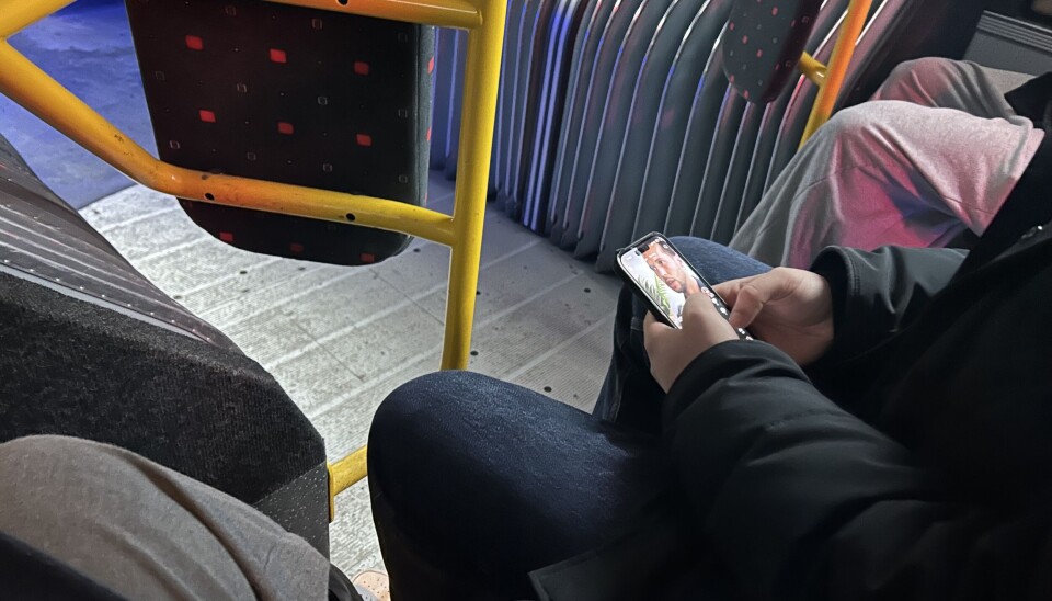 PÅLOGGET HELE TIDEN: Sosiale medier er alltid tilgjengelig – også på skoleveien.
