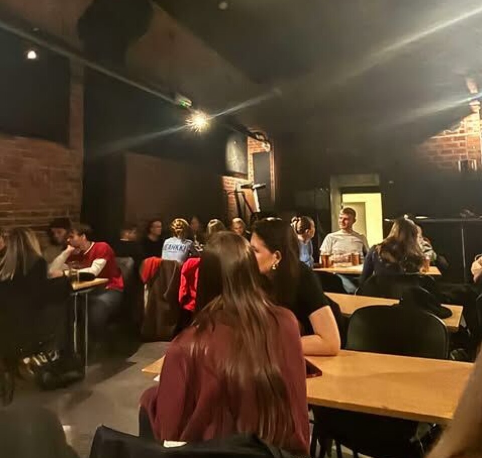 Flere studenter tar turen innom samfunnet Bislett for quiz-Onsdag.